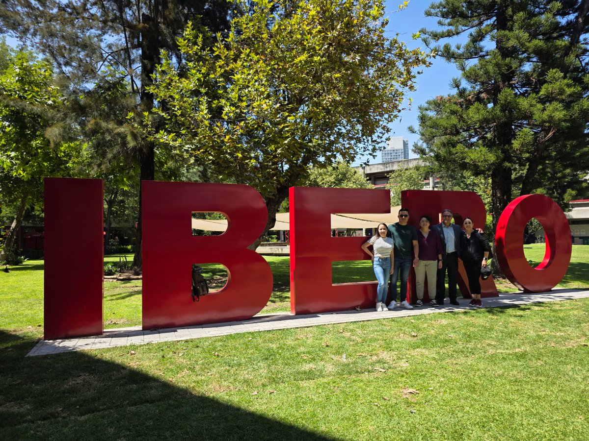 Qué alegría coincidir en familia: Melisa, Keni, Juanita e Itztani recogiendo su kit para participar entusistamente en la carrera Ibero, yo terminando mis clases en la maravillosa  Maestría de Investigación Educativa.

 Feliz fin de semana queridsxs amigxs.