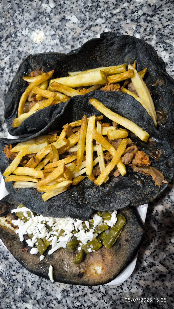 Ayñ cómo que cien varo dos tacos y un tlacoyo de requesón 😭 ya se me fue el presupuesto de julio tengo la ligera sospecha de que me cobraron mal pero me dio pena preguntar 😭