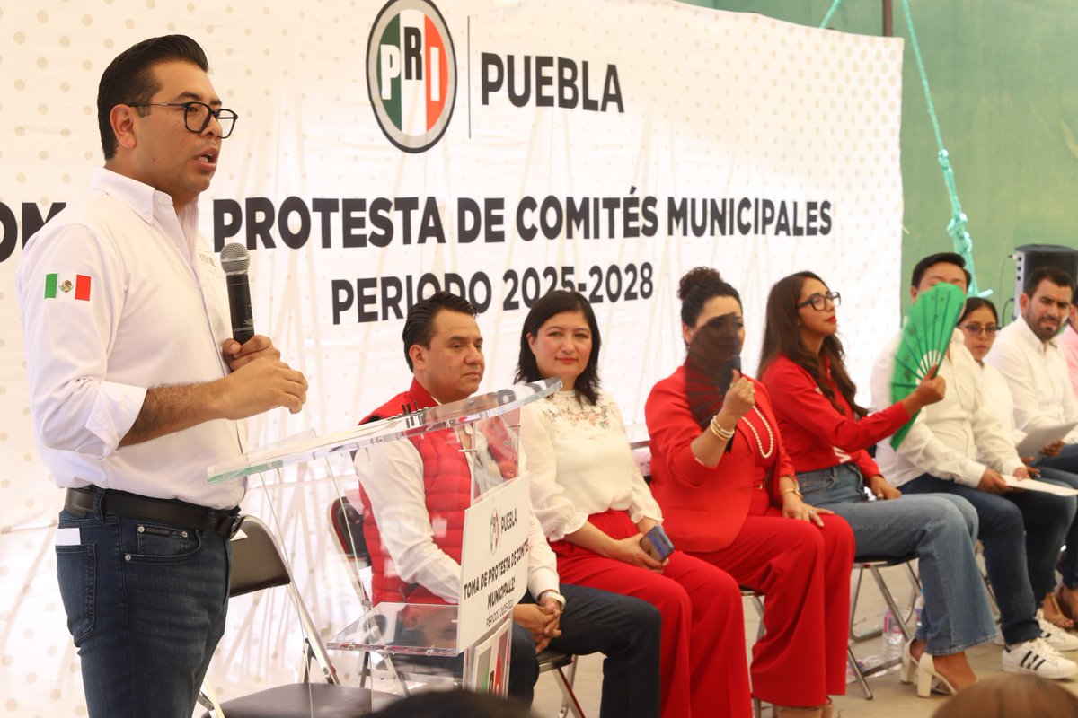 NestorCamarillo's tweet photo. En un gran encuentro con el priismo 🔴⚪️🟢 de nuestra #Mixteca #Poblana, tomé protesta a los nuevos dirigentes de los  Comités Municipales de #Petlalcingo, #SanPabloAnicano y de toda la región de #AcatlándeOsorio. ¡El @PRIdePuebla se renueva y se fortalece! 💪🏻 https://t.co/HWWUhhwkDH