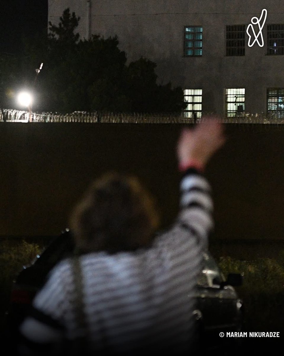 protest_24's tweet image. Giorgi Mindadze’s mother is standing outside Gldani Penitentiary No.8 to wish her son, a political prisoner of the regime, a happy birthday. Her son turns 21 today. 
Source: Formula
#GeorgiaProtests #TerrorinGeorgia