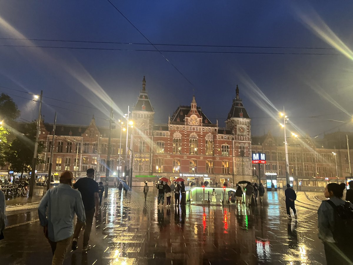 yumedake_NL's tweet photo. 初Amsterdam  ☔️
新しいお友達が色々知らないこと教えてくれた🙏🏽😂

なんも知らずに2週間生きてました

あと、僕は日本人です(日本人か疑われてた https://t.co/WMZICpQNXB