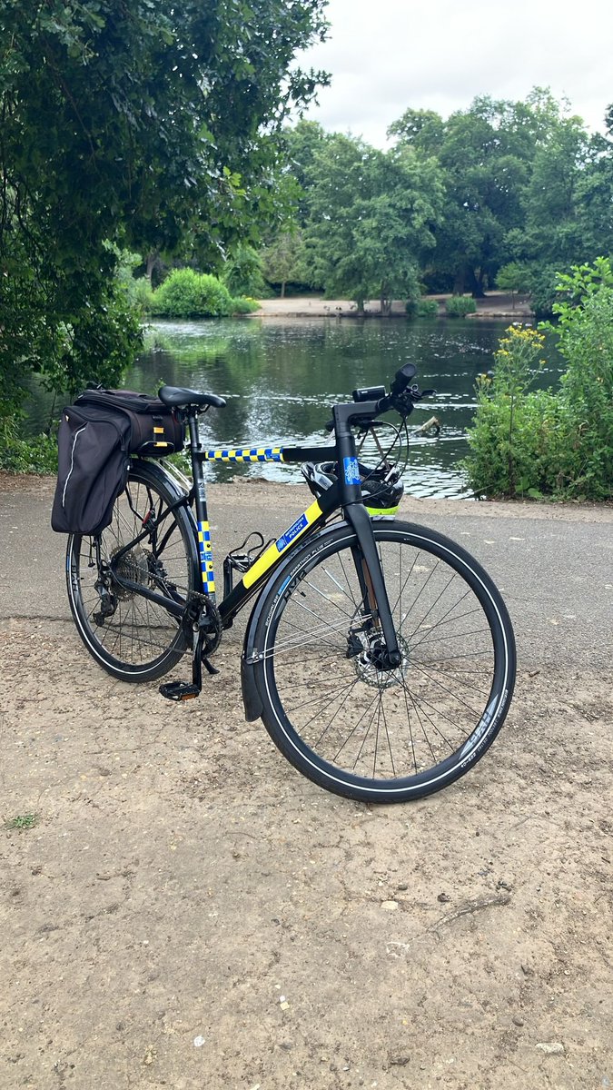 MPSValentines's tweet image. 🚲 Today, @MPSValentines  SNT conducted a high-visibility bike patrol around the ward, focusing on Valentines Park. Officer 7109EA engaged with local residents, offered reassurance, and supported our community through visible presence and friendly conversations.