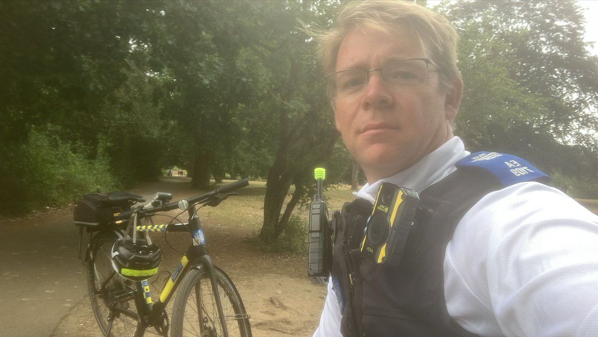 MPSValentines's tweet image. 🚲 Today, @MPSValentines  SNT conducted a high-visibility bike patrol around the ward, focusing on Valentines Park. Officer 7109EA engaged with local residents, offered reassurance, and supported our community through visible presence and friendly conversations.