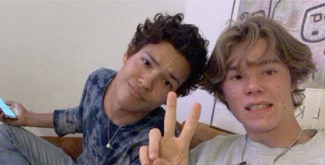 the way they used this pic in the show😭😭😭😭wilmon taking silly selfies while hanging out😭😭😭😭and then wille making a folder for pics of simon😭😭😭😭my shaylas😭😭😭😭