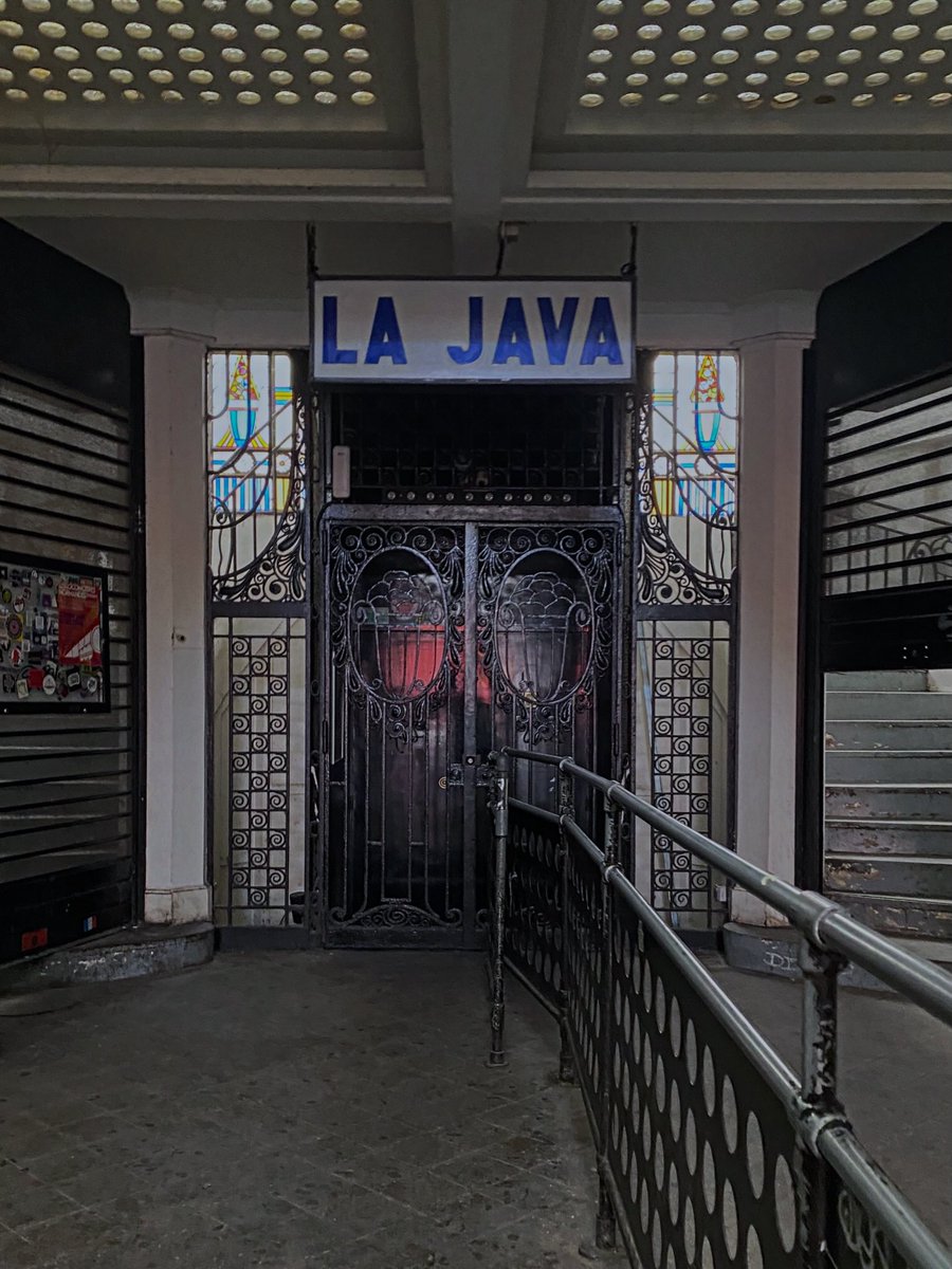 L_E_Ba's tweet photo. Tu danse?
#streetphotography #streetart #java #lajava #nightclub #belleville #paris #parismaville #parisjetaime #etc https://t.co/m4YBiQsY2T