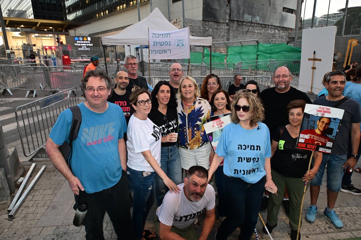 hadas_klein's tweet image. שִׁמְרִי נַפְשֵׁךְ, כּוֹחֵךְ שִׁמְרִי, שִׁמְרִי נַפְשֵׁךְ
שִׁמְרִי חַיַּיִךְ, בִּינָתֵךְ, שִׁמְרִי חַיַּיִךְ,
מִקִּיר נוֹפֵל, מִגַּג נִדְלָק, מֵצֵל חֹשֶׁךְ,
מֵאֶבֶן קֶלַע, מִסַּכִּין, מִצִּפָּרְנַיִם
שִׁמְרִי נַפְשֵׁךְ מִן הַשּׂוֹרֵף, מִן הַחוֹתֵךְ
מִן הַסָּמוּךְ כְּמוֹ עָפָר…