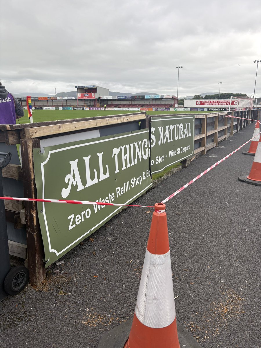 Shamrock Rovers’ supporters’ bus reversed into a fence at the Showgrounds 🙈