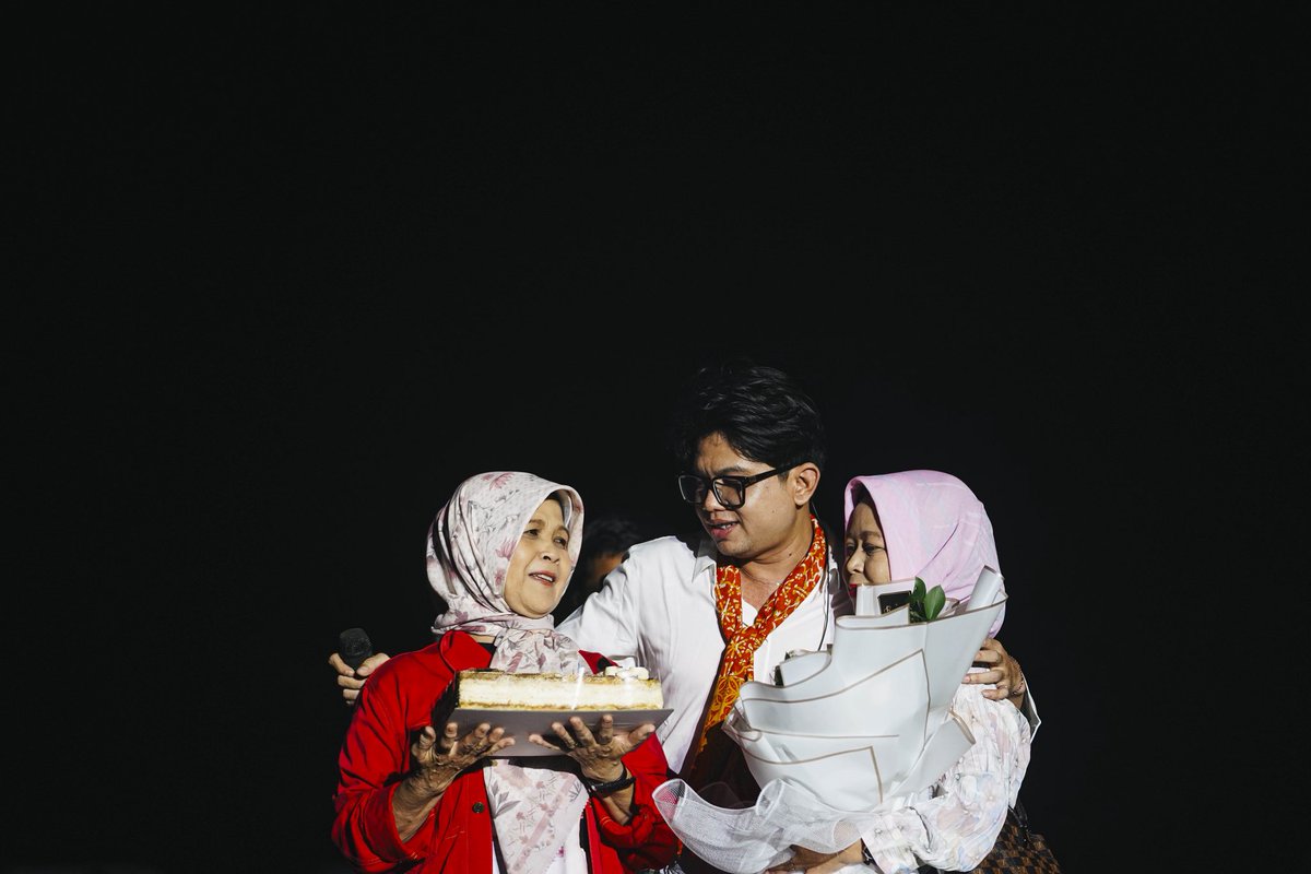 PrambananJazz's tweet photo. Pretty sure @juicyluicyband just unlocked a new level of BRImo QLola Prambanan Jazz Festival euphoria. What was your favorite moment? ππ»ββοΈ
#PrambananJazzFestival #PrambananJazz2025 #SebelasSelaras #BRIPJF #QLola
#AccessToSuccess https://t.co/iEzsDTWts2