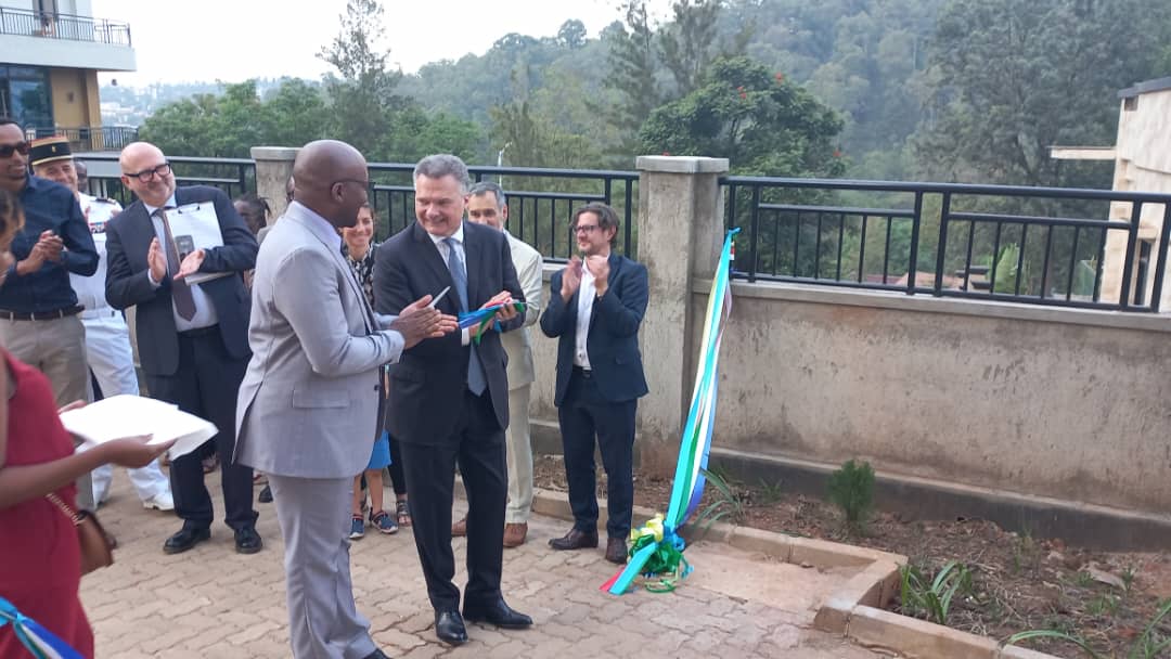 antoine_anfre's tweet image. Inauguration du nouveau bâtiment de l'Ecole Francophone Antoine de Saint-Exupéry de #Kigali en présence du DG du @REBRwanda : l'EFASE continue à monter en puissance grâce aux enseignants, aux personnels de direction, aux élèves et à leurs parents
@aefeinfo
#Kwibohora31