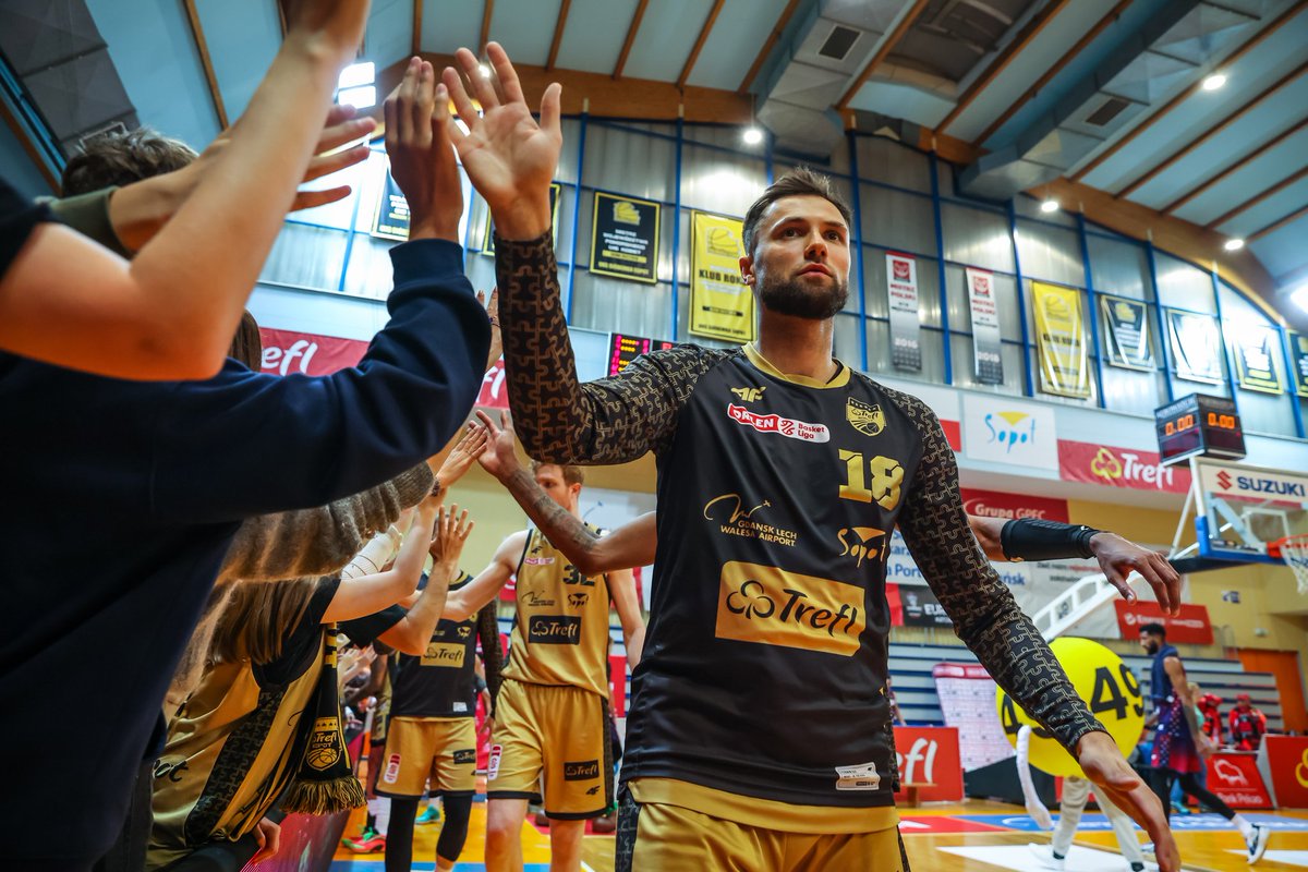 MISTRZ POLSKI 2024 🏆 (@treflsopot) on Twitter photo W przyszłym sezonie <a href="/i_wadi10/">Igor Wadowski</a> zagra dla <a href="/SpojniaStargard/">PGE Spójnia Stargard</a> 🔜 #1LKosz #plkpl
Rozgrywający był ważnym koszykarzem Bears Uniwersytet Gdański Trefl Sopot, a po zakończeniu pierwszoligowych zmagań wspierał pierwszą drużynę Trefla Sopot oraz organizował treningi dla naszych młodych W przyszłym sezonie <a href="/i_wadi10/">Igor Wadowski</a> zagra dla <a href="/SpojniaStargard/">PGE Spójnia Stargard</a> 🔜 #1LKosz #plkpl
Rozgrywający był ważnym koszykarzem Bears Uniwersytet Gdański Trefl Sopot, a po zakończeniu pierwszoligowych zmagań wspierał pierwszą drużynę Trefla Sopot oraz organizował treningi dla naszych młodych