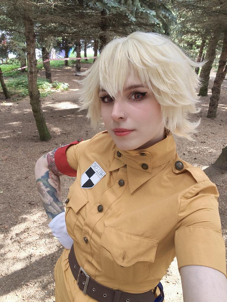 Эта тянка не выдержала и стала ментом-вампиром!
...ваще хотелось подписать "Привет, сосал???", но....