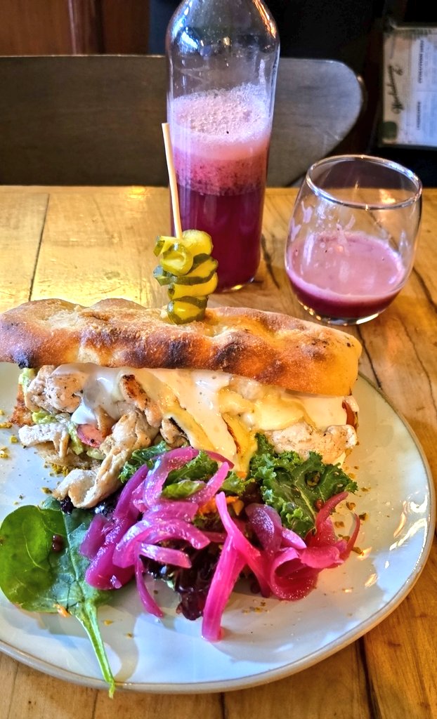 Hoy almuerzo solo. 
Chicken avocado sándwich y limonada de arándanos 
Hierbabuena