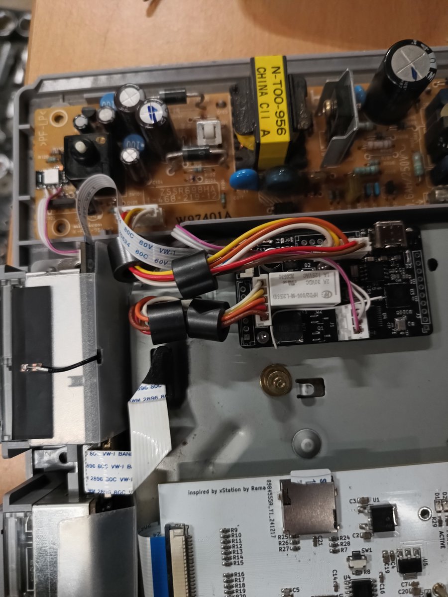 El_Sheepy's tweet image. Spent the last few days troubleshooting, and now my #PSXBlueRetro install is finally done – as you can see in the pics and video!
The buzzer is still way too quiet (on the list ✅), but hey – it’s fully working! 😎
#PS1 #RetroGaming #Modding