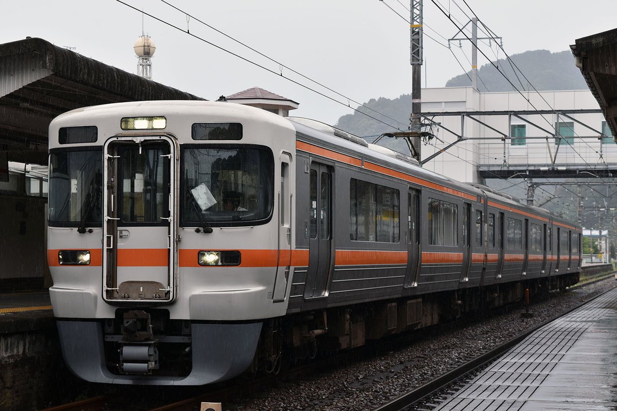 こんなのも。遅延で特発とした関係で行き先非表示で停車させていたやつ。