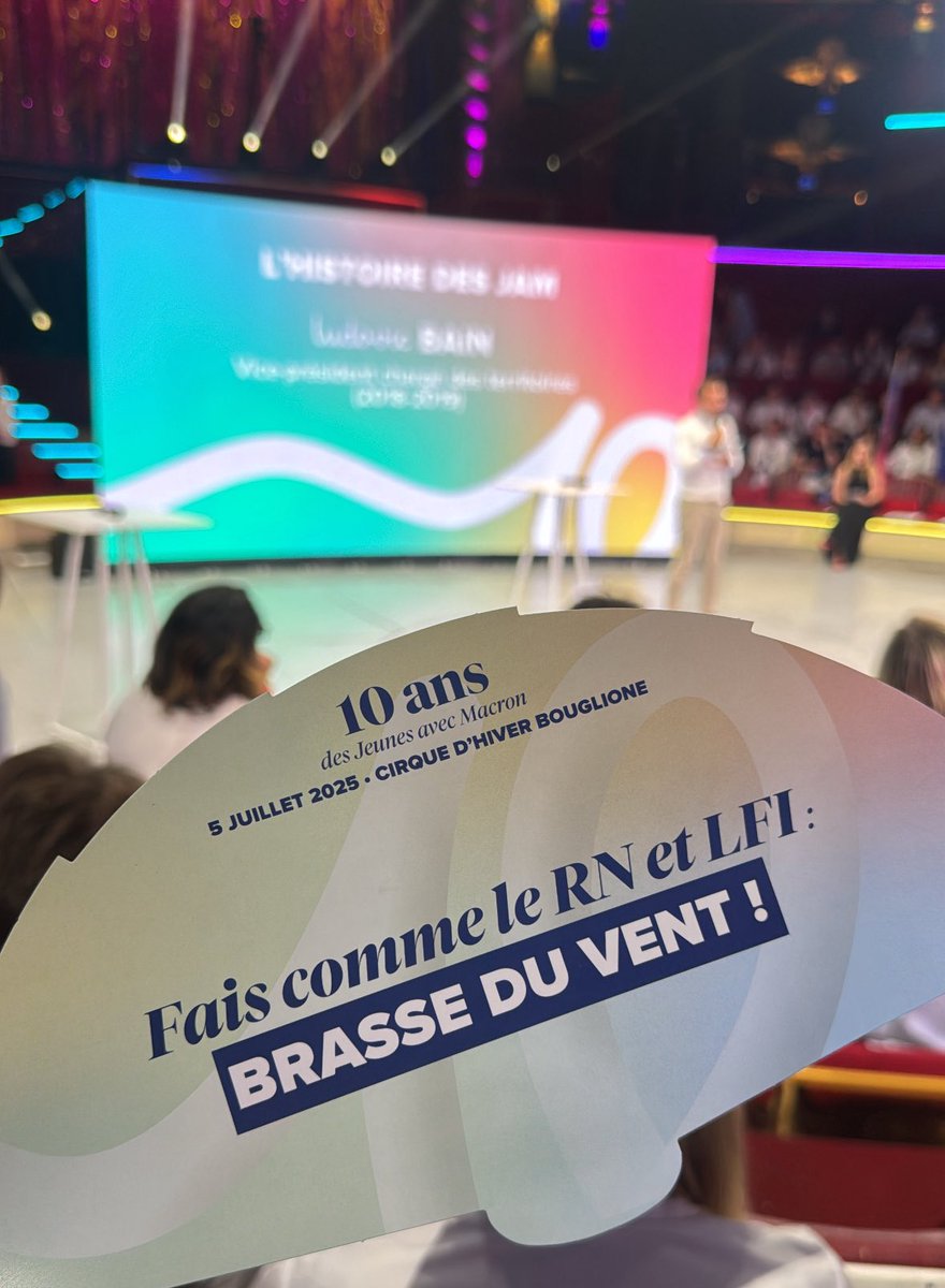 MaxiBernard 💉𝕏10 🇪🇺 🇺🇦 🇮🇱 (@maxibernard_) on Twitter photo 🛑 En direct de la convention des <a href="/Jeunesenmarche/">Les Jeunes avec Macron</a>.
Le discours de @AmbroiseMejean pour la réduction des droits au chômage et la retraite à 70 ans nous a mis la fièvre.
Heureusement notre sponsor a prévu des éventails pour nous rafraîchir. 🛑 En direct de la convention des <a href="/Jeunesenmarche/">Les Jeunes avec Macron</a>.
Le discours de @AmbroiseMejean pour la réduction des droits au chômage et la retraite à 70 ans nous a mis la fièvre.
Heureusement notre sponsor a prévu des éventails pour nous rafraîchir.