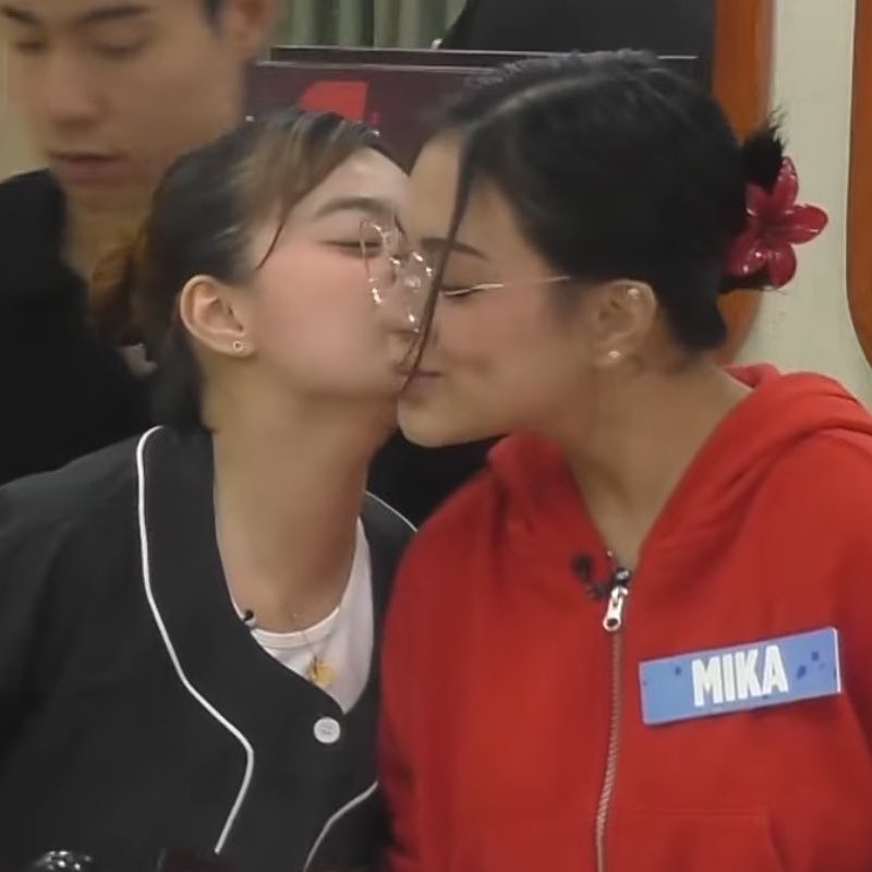 Iovejsc's tweet photo. bianca my fave mika kisser https://t.co/SL6OSNNdT6