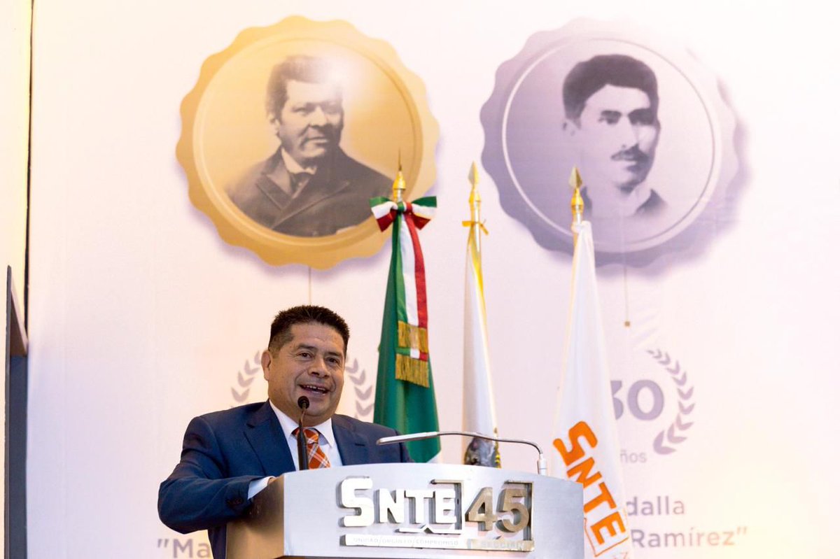 Los verdaderos maestros construyen la Patria, no destruyen instituciones, afirmó el Srio. Gral. del #SNTE, Mtro. Alfonso Cepeda Salas, al conmemorar el 69 Aniversario de <a href="/45SNTE/">SNTE Sección 45</a> en #Guanajuato.
bit.ly/46umOAJ
