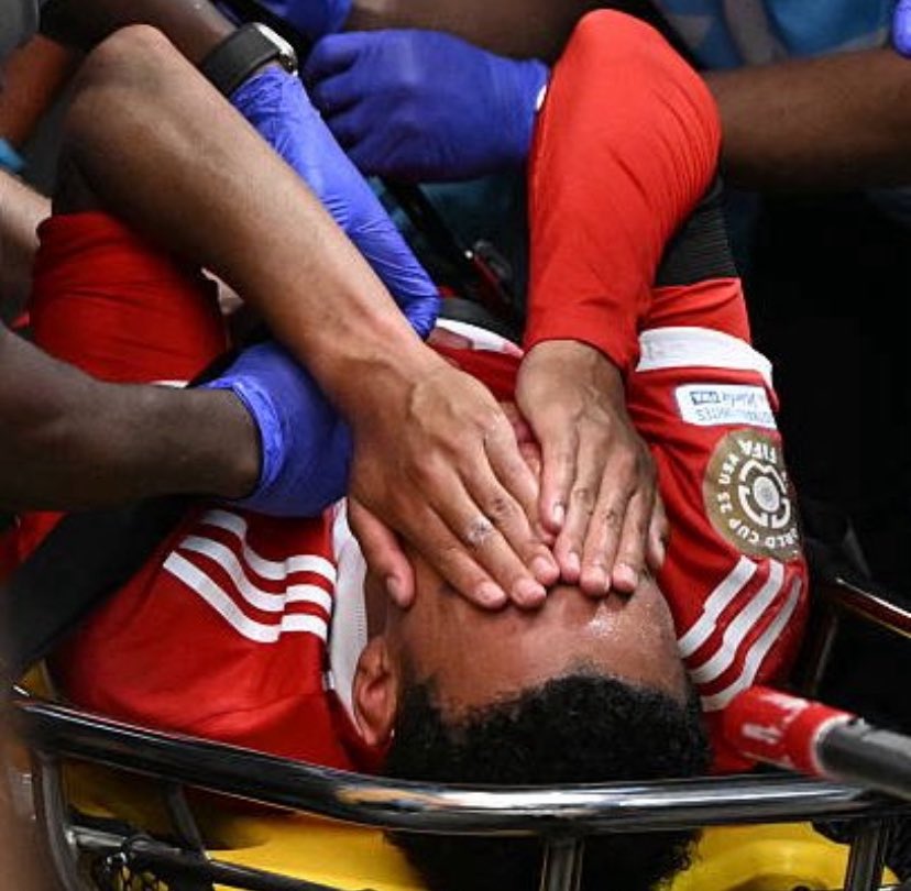 Futmeme551's tweet photo. Musiala sofreu uma lesão gravíssima no Mundial de Clubes após choque com Donnarumma. 

Saiu de maca, com dores intensas.  Força, craque! 🙏💔 https://t.co/DY0lqncDHw