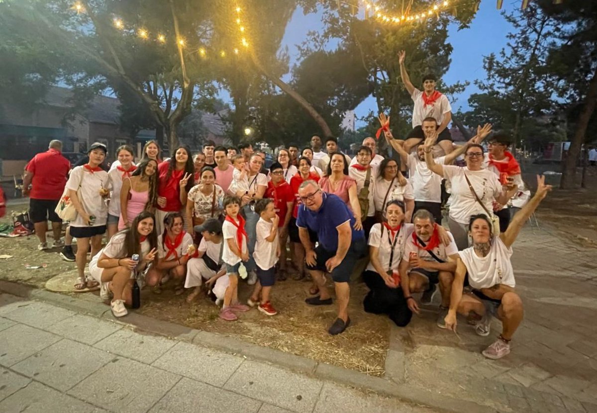 Porque nos encantan las fiestas de nuestro barrio y nos encanta celebrar con nuestros vecinos/as... Gracias a las personas que forman Proyecto San Fermin de una u otra forma, Gracias por ser y gracias por estar. #Somosloquehacemos #Soymibarrio <a href="/jmd_usera/">Distrito Usera</a> <a href="/juventudcmadrid/">Juventud▪️Comunidad de Madrid</a> @