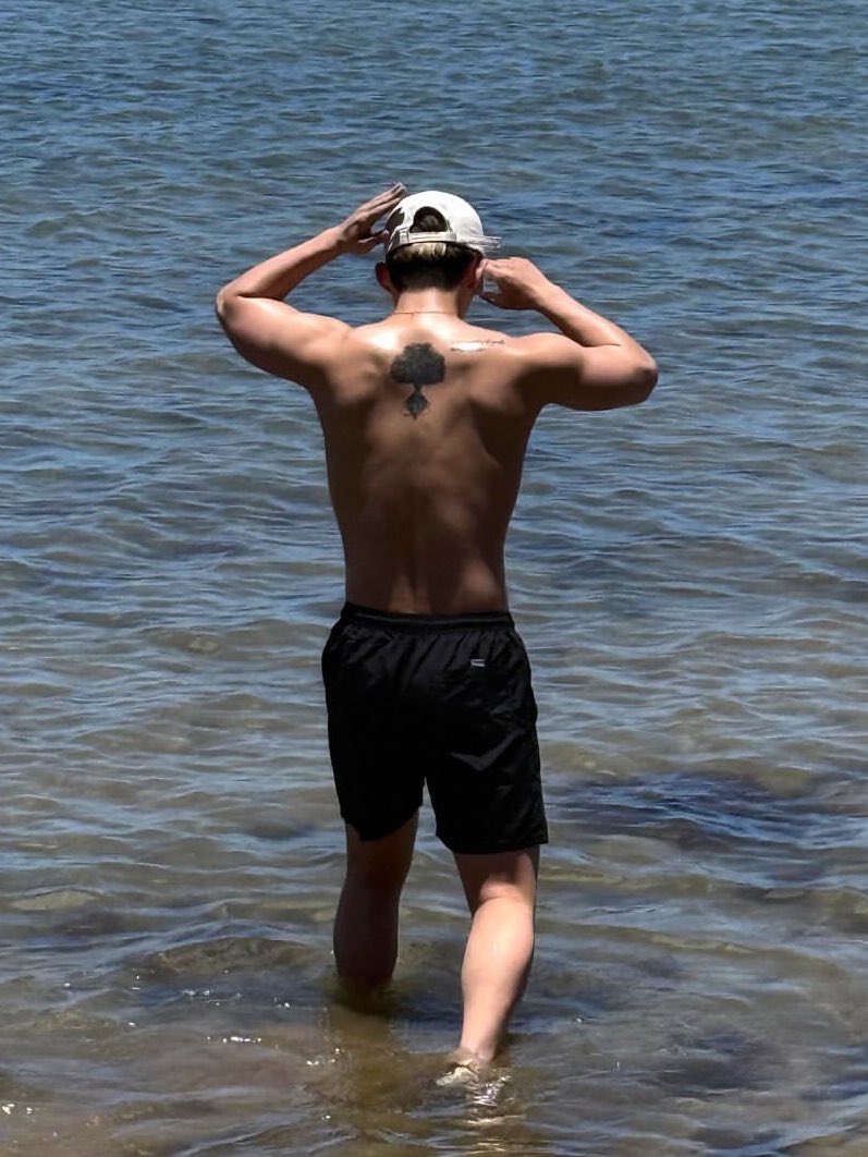 TheePopCore's tweet photo. SEVENTEEN's S.Coups looks absolutely sizzling and scorching hot in his new photos, showing off his back, that it's totally too hot to handle. https://t.co/kuEisQrJyQ