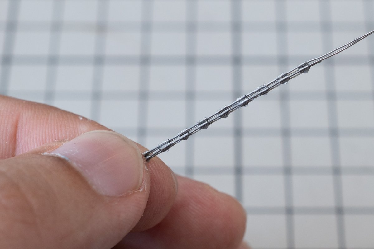capilotz's tweet image. エンジンの配管をディテールアップ。小さく刻んだSAKATSUの外形0.6mm、内径0.4mmステンレスパイプを２本ずつ半田付けしていきます。パイプに通すのは糸ハンダです。展示用のエンジンと車載用のエンジン２本作る必要があります。
#43オモロー #lotus56B #tmk368 #tameo #scale143