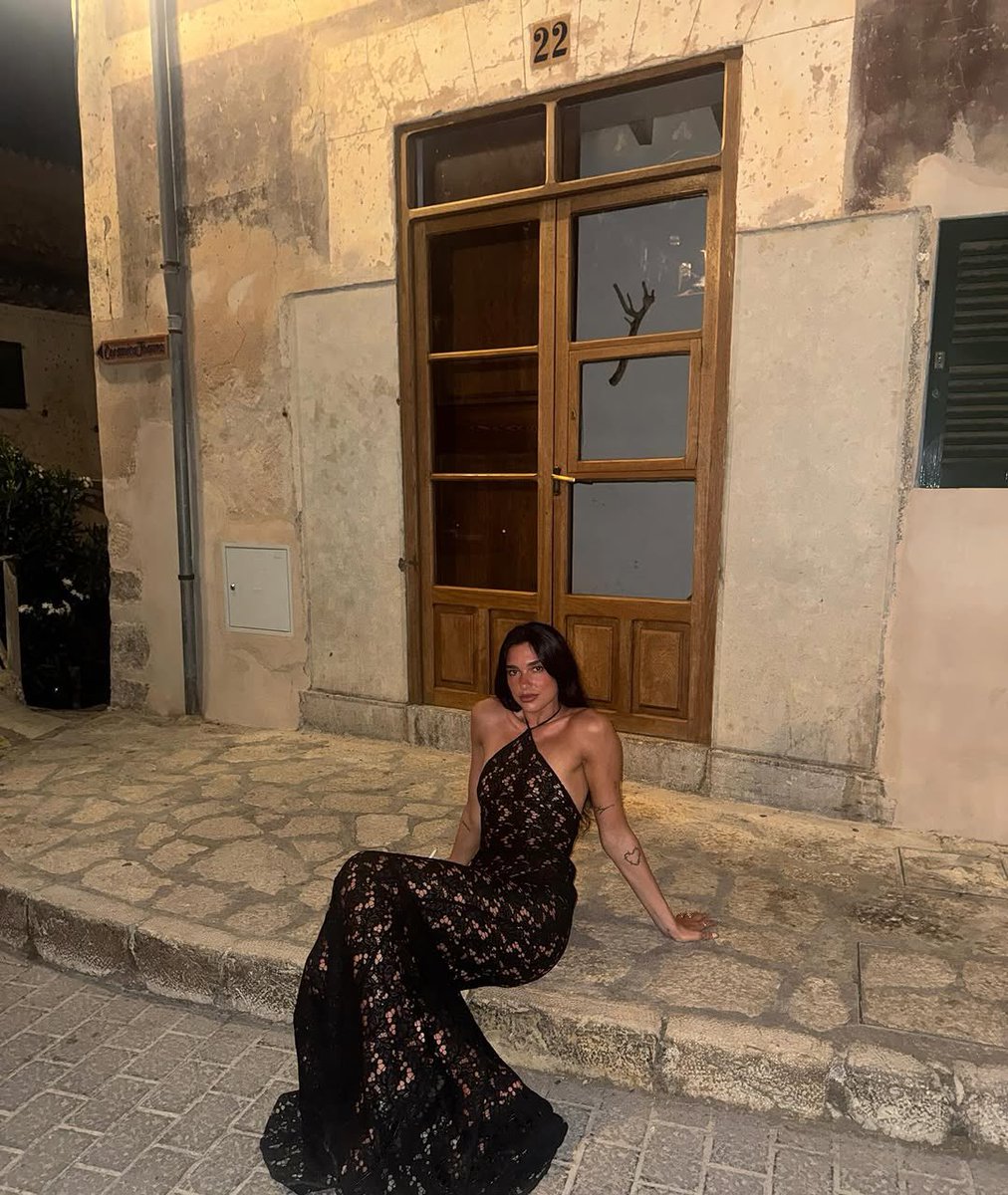 DUALIPA's tweet photo. My lucky 22 that follows me everywhere 🖤 https://t.co/vtuafs5LhJ