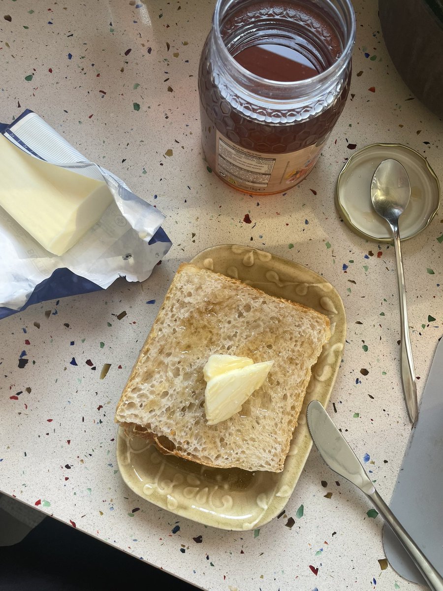 Sourdough SHOKU-Pan 🍞 
The PAN de Emoji 🍞

Fresh baked is definitely with butter 🧈salt🧂&amp; 🍯 = 💯+
