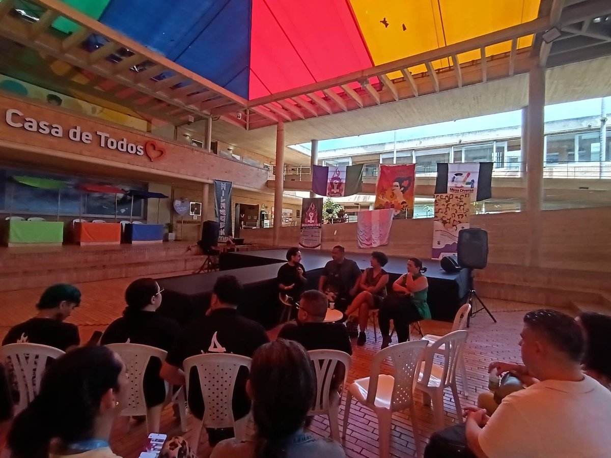 PazUrbanaCo's tweet image. 🌈 En el 8vo Festival de la Diversidad de la Comuna 4, junto a la Mesa Diversa e Insurrectas, vivimos el encuentro Diversidades y Paz Urbana: un espacio para hablar sin miedo y reconocer el poder transformador de la población LGTBI en la #PazUrbana. ✨