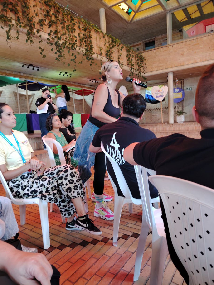 PazUrbanaCo's tweet image. 🌈 En el 8vo Festival de la Diversidad de la Comuna 4, junto a la Mesa Diversa e Insurrectas, vivimos el encuentro Diversidades y Paz Urbana: un espacio para hablar sin miedo y reconocer el poder transformador de la población LGTBI en la #PazUrbana. ✨