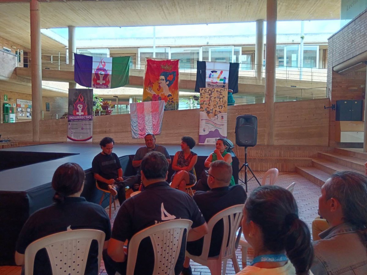 PazUrbanaCo's tweet image. 🌈 En el 8vo Festival de la Diversidad de la Comuna 4, junto a la Mesa Diversa e Insurrectas, vivimos el encuentro Diversidades y Paz Urbana: un espacio para hablar sin miedo y reconocer el poder transformador de la población LGTBI en la #PazUrbana. ✨