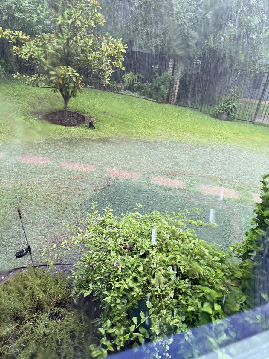 Mikep29's tweet image. This is serious! Our backyard is getting submerged. Lakeway, TX #ewxspotter @NWSSanAntonio @ChikageWeather @averytomascowx @Hunt_Wx
