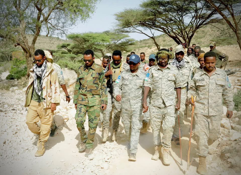 PL_CTOperations's tweet image. Miiraale | July 5, 2025: Gen. Abdulrab Nour, Director General of @PMPFOfficial, visited frontlines in the #Calmiskaad Mountains. He met with officers & troops, commending their success in clearing #ISIS terrorists from the area.
#Miiraale #Puntland #CounterTerrorism #Somalia
