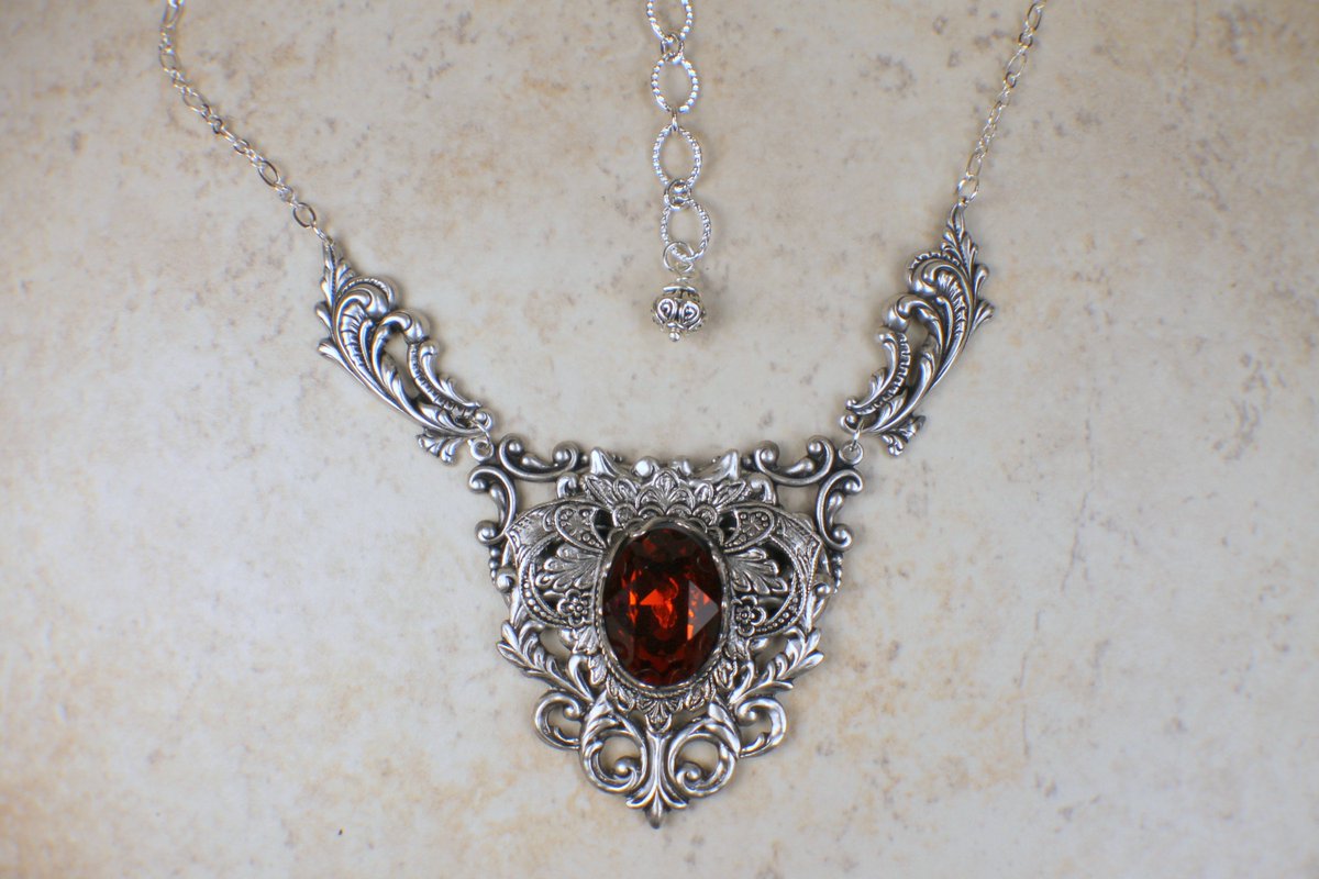 #holidaygift #handmade Red Swarovski Crystal and Filigree Necklace
$85.00
Get here bit.ly/3HLpXhk