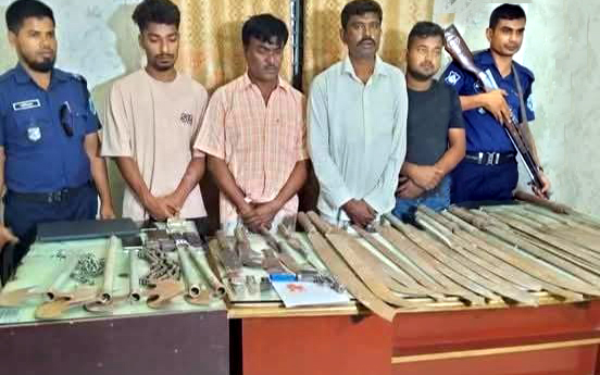 গোবিন্দগঞ্জে যৌথ বাহিনীর অভিযানে অস্ত্র ও মাদকসহ গ্রেপ্তার ৪