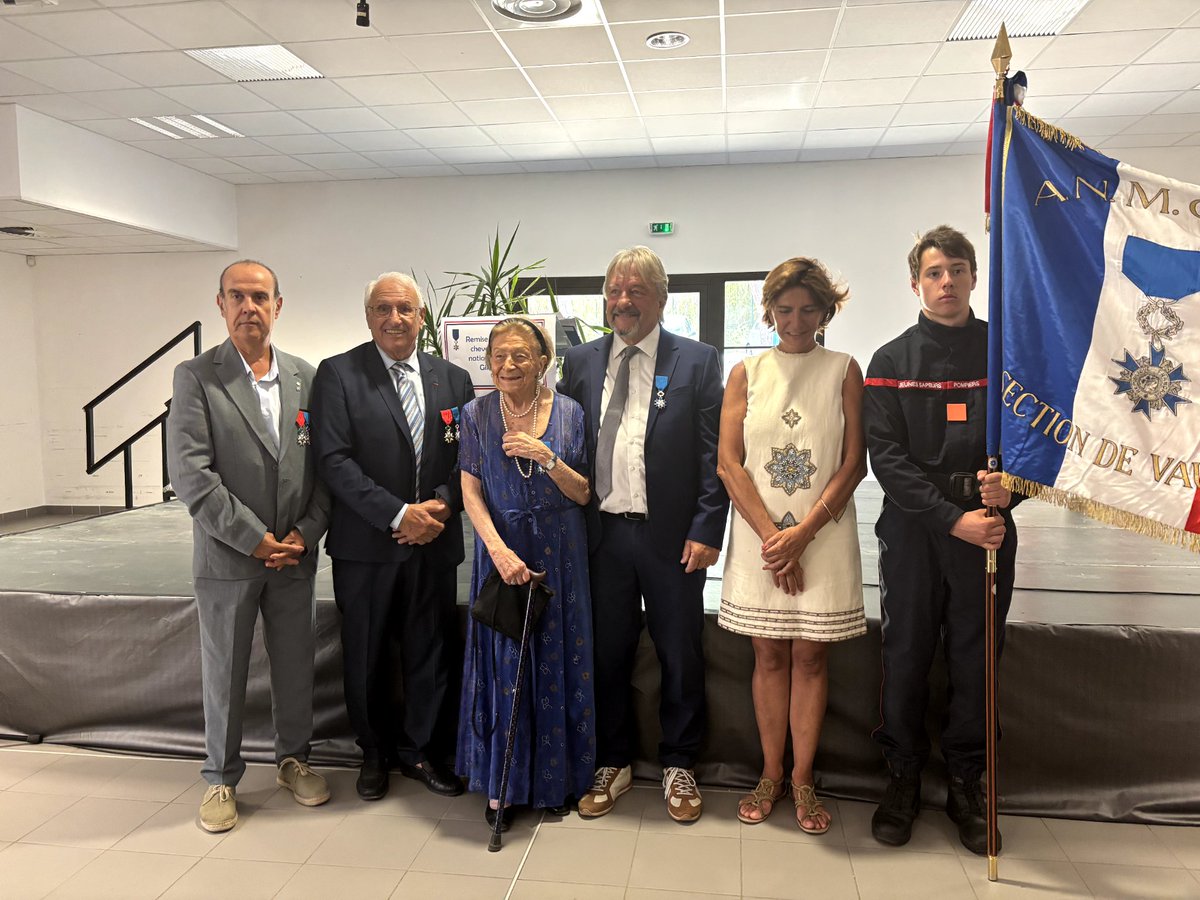 Participation avec les #jsp Apt porte drapeau a la remise des insignes de chevalier de l ONM au maire de #caseneuve félicitations au regard de votre parcours
