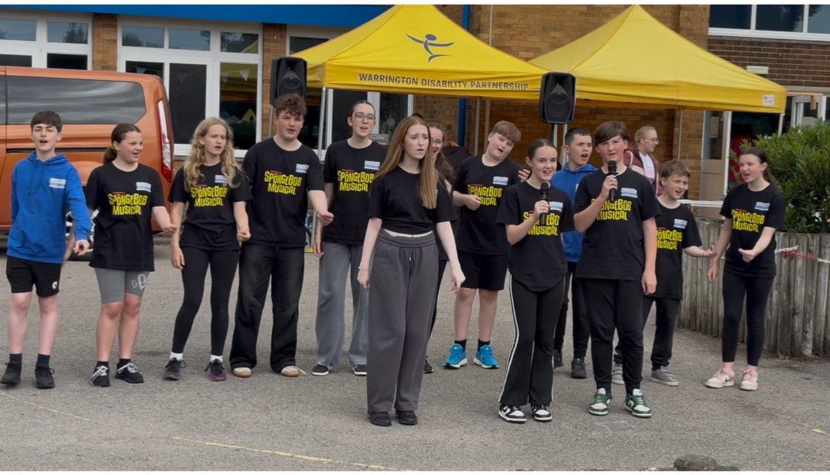 Jamesru12's tweet photo. Little Miss loved performing with her friends today. They’ll do anything to get on the stage! Went round some local businesses at the Fayre and got some really positive responses
#LittleMiss
#CODYS
#SuppprtLocal
#Business
#Spongebob https://t.co/Iwbh8VrDyA