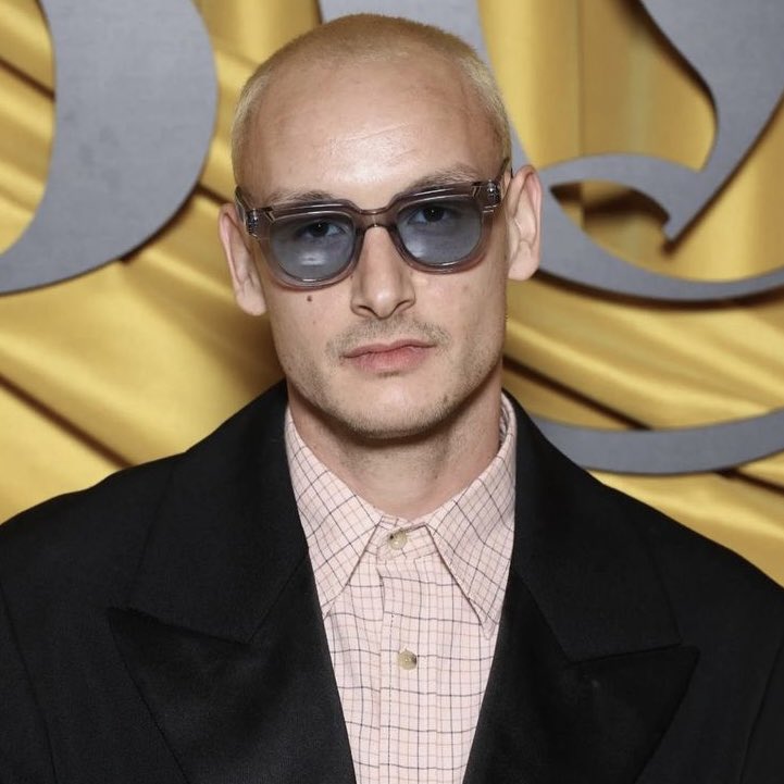 1975shadyfacts's tweet image. The 1975 Shady Fact #1: The real reason George Daniel always wears those glasses is because he's actually colour blind. 馃拃馃か