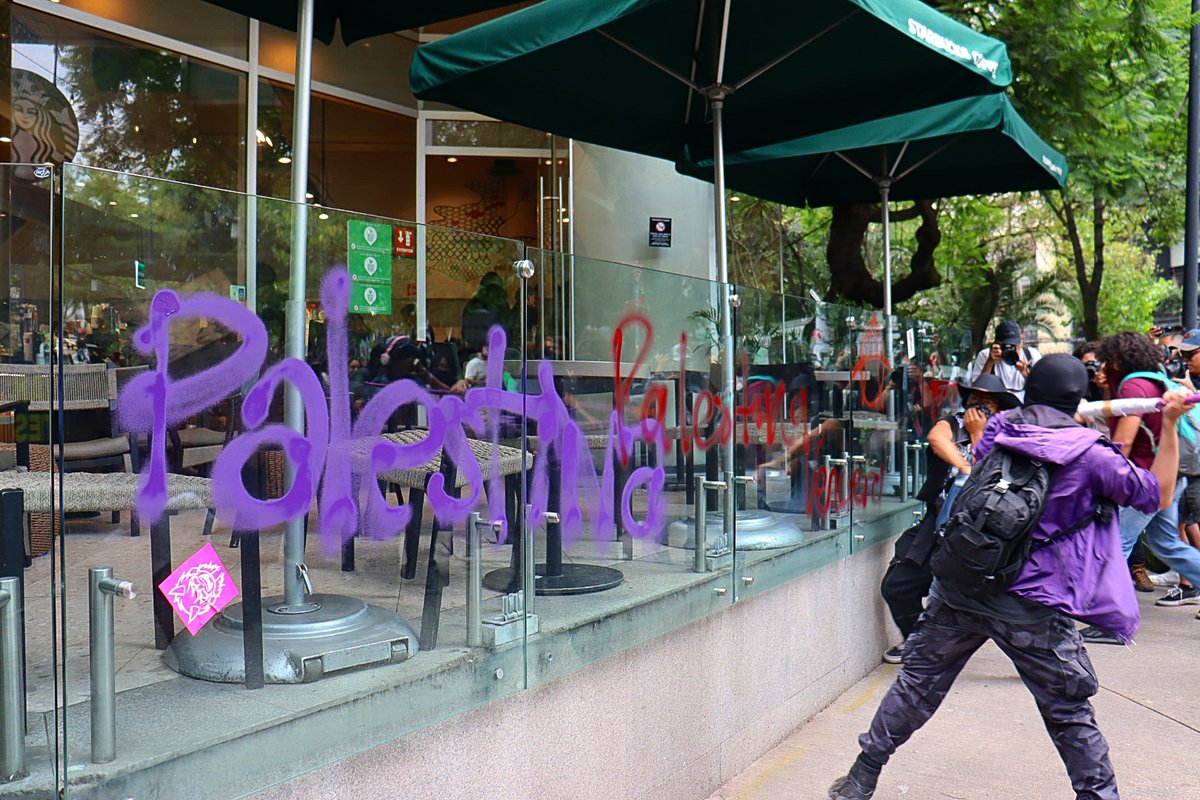 Somoselmedio's tweet photo. Protesta antigentrificación sacude la Condesa y Roma: vecinos denuncian desplazamiento y altos costos de renta

Por Mauricio Tizapán / @TizapanMauricio Fotografías @Afra_Eyra  / Esmeralda Reyes

👉 https://t.co/AWJt6lKUVI https://t.co/Kiv19kWIp2