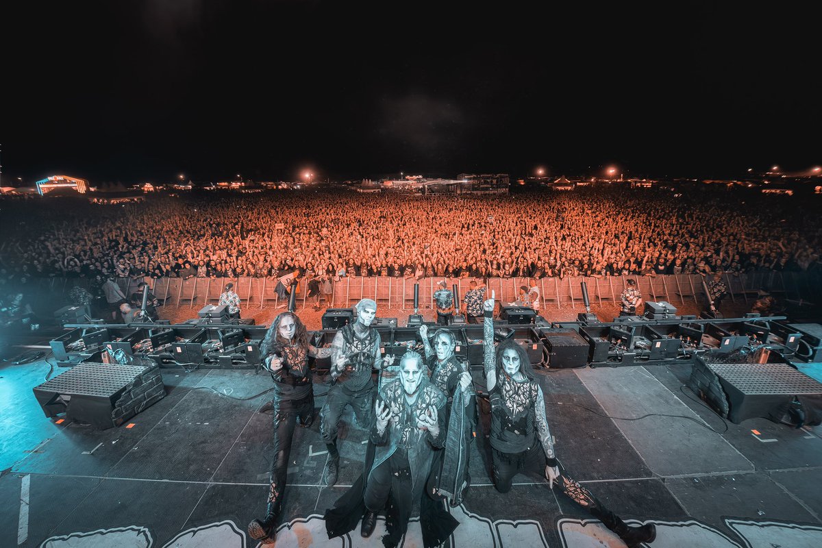 Rockharz, was für ein Tag! Schon bei der mehrstündigen Autogrammstunde habt ihr uns überwältigt - und bei der Metal Messe am Abend wart ihr nicht zu stoppen. Das war der absolute Wahnsinn, DANKE für dieses gewaltige Erlebnis! #rockharz #powerwolf