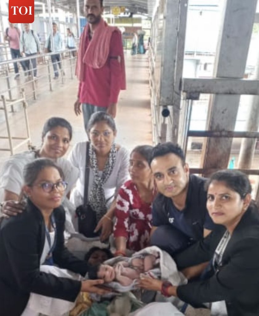 A soldier on leave , A doctor on DUTY

Heartwarming gesture by Army Doctor Rohit Bachwala as he rushed to help a pregnant woman in labor on a railway footover bridge 

With only a pocket knife , dhoti and hair clip he safely delivered the baby

☺️❤️❤️👇🏽