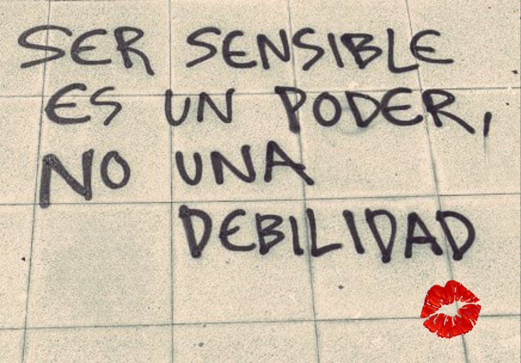 Entre idas y venidas, andaba perdida. Pero estaba conmigo y eso es mucho! Llevo mil emociones que adornan mi desastre y una sonrisa que no para de inventar nuevos retos. Por qué no??!! es mi lema.
Así que aquí ando inventando un nuevo baile. Lo sientes?
Bonito finde para ti. 💋🍃