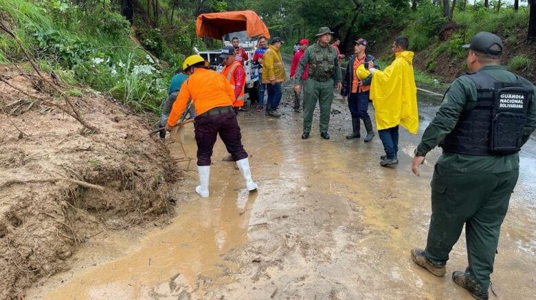El gobernador del estado Barinas, Adán Chávez, declaró "alerta amarilla" en la entrada del puente de la autopista José Antonio Páez tras los deslizamientos provocados por la crecida del río Santo Domingo debido a las lluvias.

#5Jul