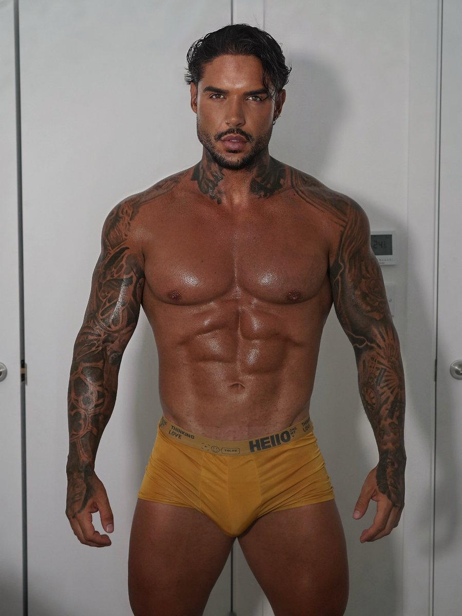 Weekend fun with me? 😈
getallmylinks.com/mrforbidden