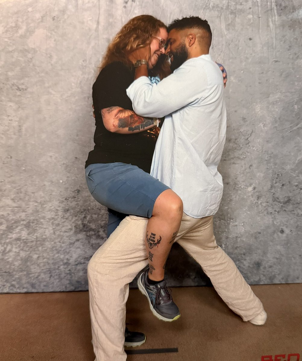 Thanks <a href="/MrRickyWhittle/">Ricky Whittle</a> for my epic #RDC7 photo! Celebrating 9 years cancer free 🩷