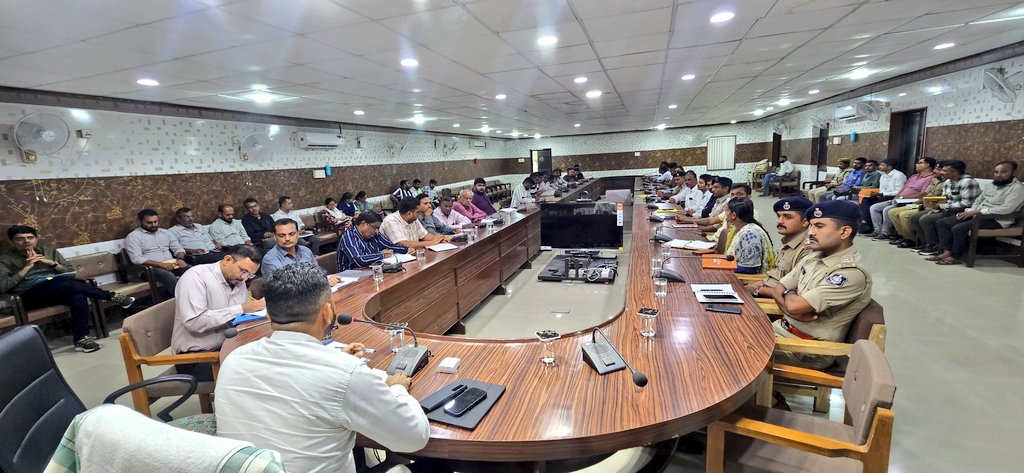 વેરાવળ તલાલા અને સુત્રાપાડા તાલુકા સંકલન ફરિયાદ મિટિંગ
પદાધિકારીઓ અધિકારીઓ સાથે વરસાદ માં તકેદારી રાખવા, વિવિધ વિભાગો ની જમીન ની એન્ટ્રી રેવેન્યુ  રેકોર્ડ માં ચડાવવી, પોલીસ બંદોબસ્ત, બસ ના રૂટ, આંગણવાડી PGVCL વિગેરે લગત પ્રશ્નો ના નિરાકરણ માટે સૂચના અપાઈ