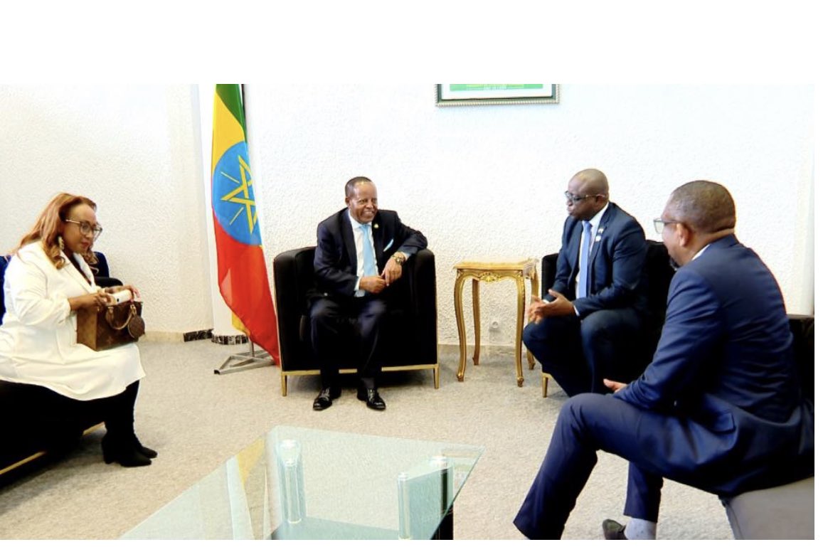 POEthiopia's tweet image. ክቡር ፕሬዚዳንት ታዬ አጽቀሥላሴ በ50ኛው የኮሞሮስ የነፃነት በዓል ለመሳተፍ ሞሮኒ፣ኮሞሮስ ገብተዋል።ፕሬዚዳንት ታዬ ሞሮኒ ልዑል ሰይድ ኢብራሂም ዓለምአቀፍ አውሮፕላን ማረፊያ ሲደርሱ የሀገሪቱ ከፍተኛ ባለስልጣናት አቀባበል አድርገውላቸዋል።