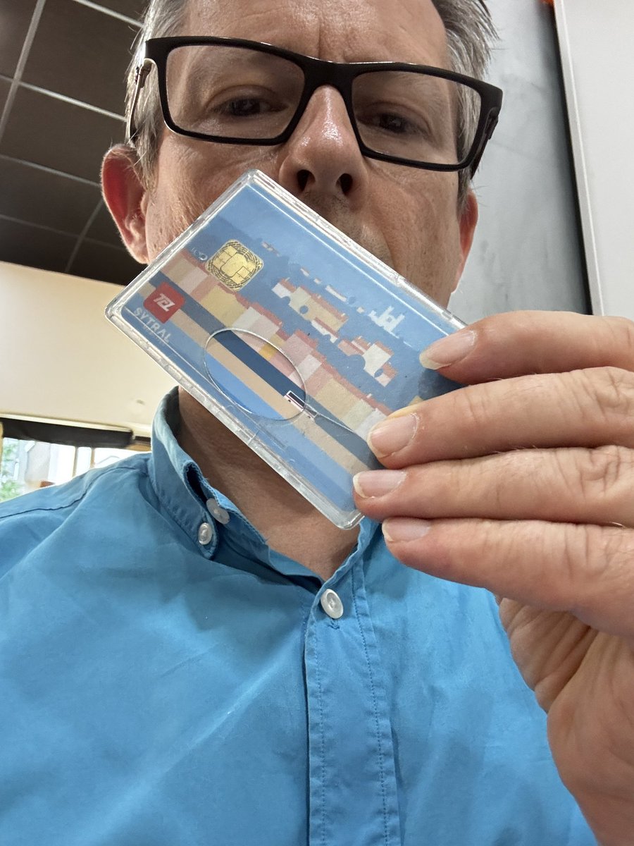 Question <a href="/TCL_SYTRAL/">TCL</a>. 
Pourquoi il m’est impossible de recharger un carnet de 10 tickets sur ma carte TCL que ce soit sur les bornes en station (non selectionnable) ou sur internet (carte pas compatible) ? 

NB: j’ai déjà des tickets sur la carte !!! 😫