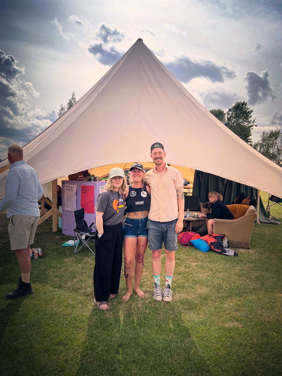 clauersen's tweet image. Roskilde Libraries making shared reading sessions at this years Roskilde Festival 📚✨ Huge succes 🧡 #librarylife #librarylove