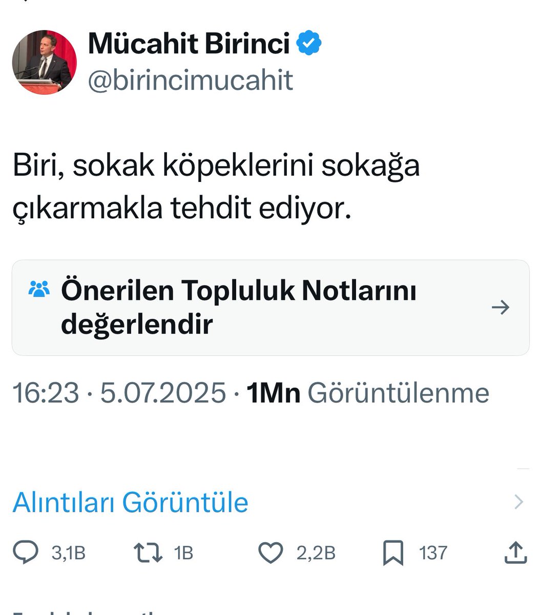Şu gönderiyi yazan bir yana, beğenen 2200 kişi olması…

Bir grup insanın aşağılanmasına mı yanayım, yoksa başlarına gelmeyen kalmayan zavallı sokak hayvanlarının hakaret için kullanılmasına mı…