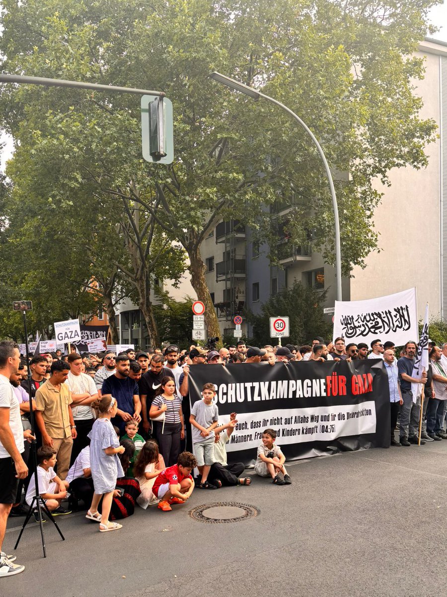 Berlin. Jetzt. Ihr habt Ehrlichkeit verdient: Die Menschen auf diesen👇🏼Bildern haben kein Problem damit, dass in #Gaza Geiseln in Tunneln verrotten und #Israel permanent angegriffen wird. Niemand dort fordert #Hamas zum Waffenstillstand auf.
#b0507 #Berlin